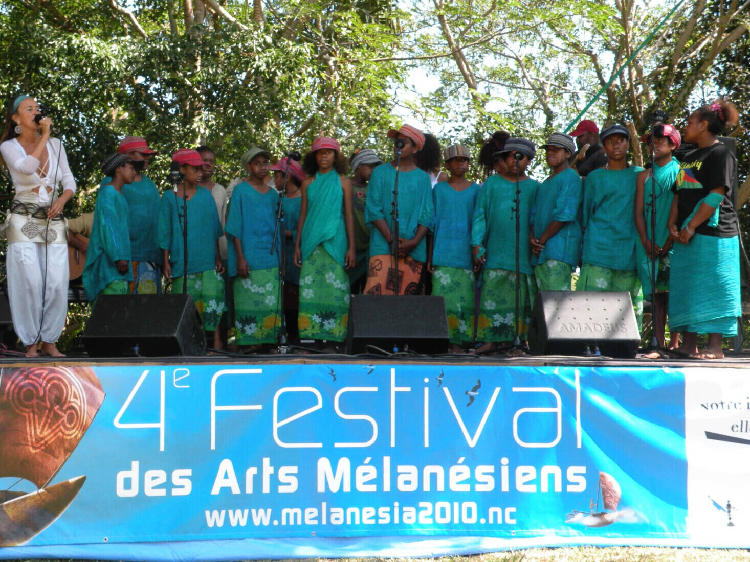 Sur la scène du festival, Marie Stone et les Waa Wi Loups