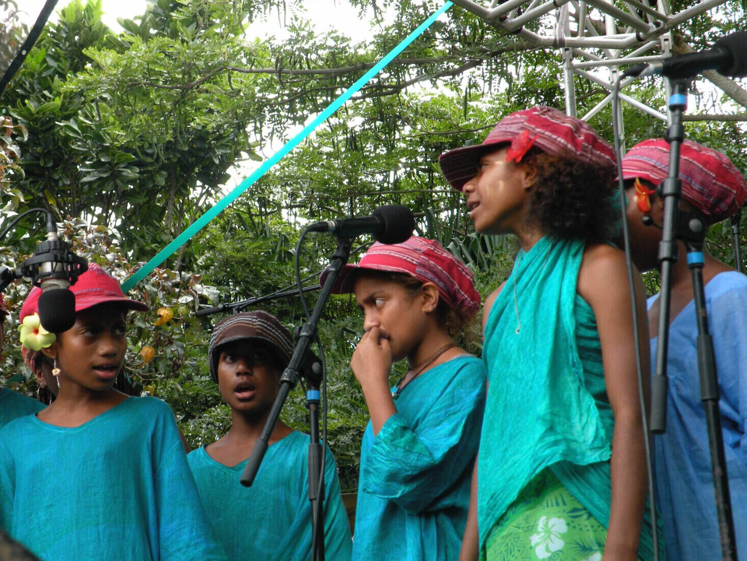 Les Waa Wi Loups chantent à Tjibaou